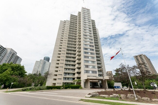 Building Photo - 3575 Kaneff Crescent