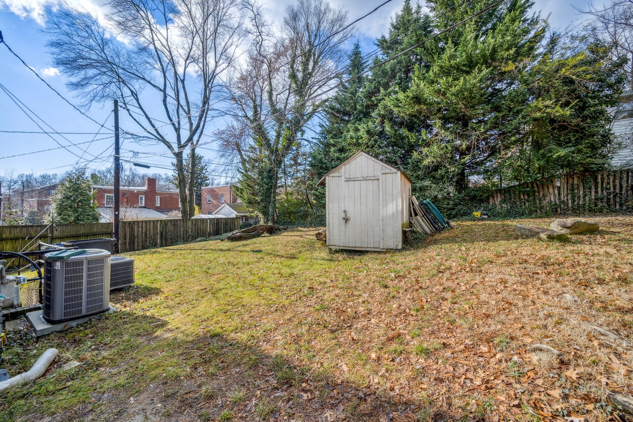 Building Photo - 2600 S Eads St