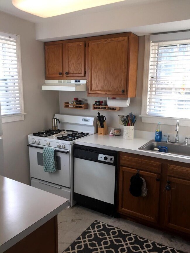 Building Photo - Cute Colonial with Nice Backyard Less than...
