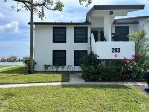 Building Photo - 203 Lake Pointe Dr