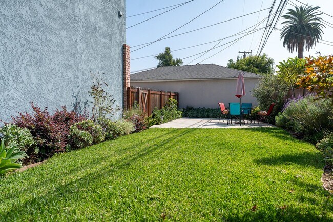 Building Photo - Contemporary New home in Monrovia