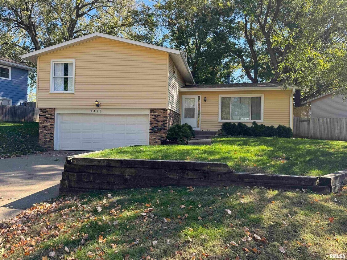 Primary Photo - 2325 Queens Ct