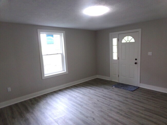 Building Photo - Updated 3 bedroom 3 bath Riverside home