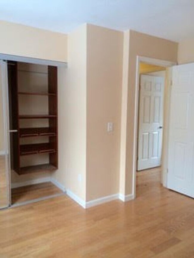 Building Photo - 1550- Chic 3BR Ranch in Parchment - Sleek,...