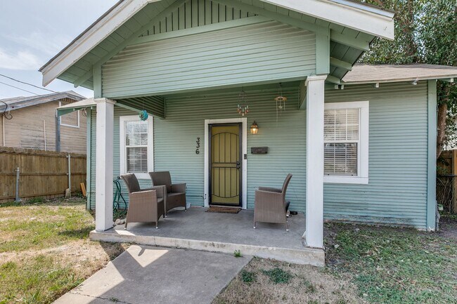 Foto del edificio - 2-BEDROOM DENVER HEIGHTS BUNGALOW