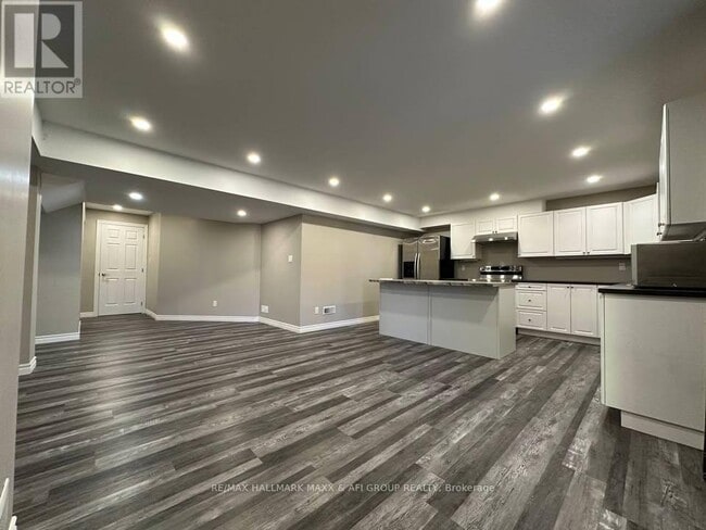 Building Photo - 33 Camelot Square