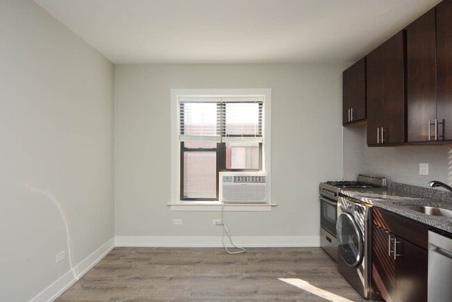 Building Photo - 434.5 W Belden Ave