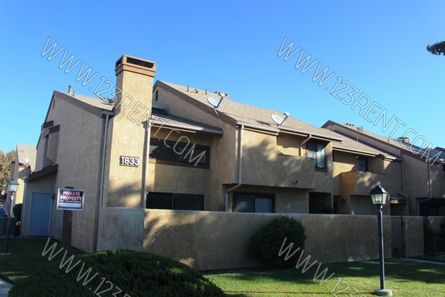 Building Photo - 2BD/ 2 BTH TOWNHOUSE EAST LANCASTER