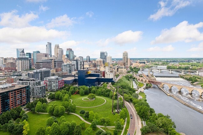 Foto del edificio - 1111 W River Pkwy