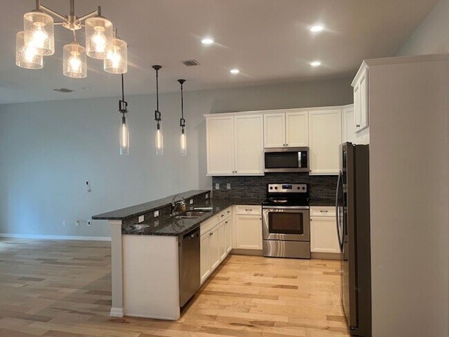 Building Photo - Beautiful 3/3 TH in Westshore!