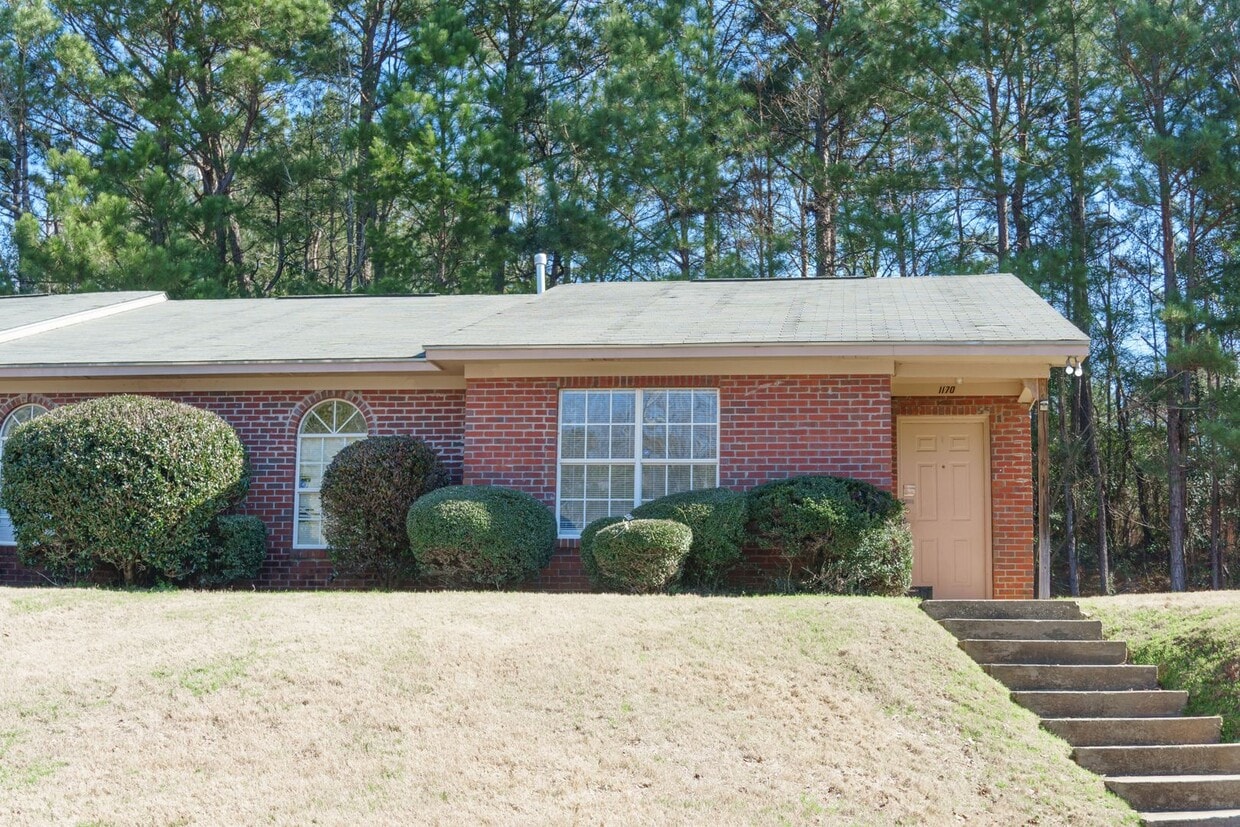 Building Photo - 3 Bedroom Duplex Available for Fall 2026!