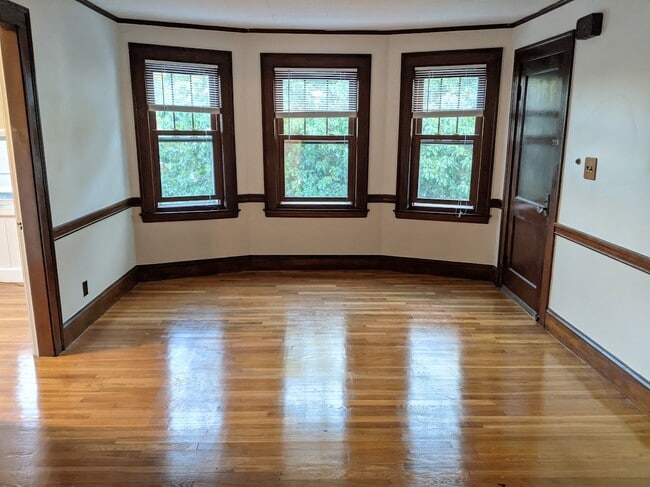 Building Photo - 66 Brock St