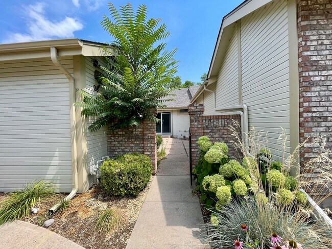Foto del edificio - Beautifully Updated 3-Bed, 3-Bath Townhome...