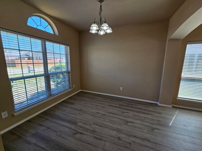 Building Photo - Beautiful home with open floor plan