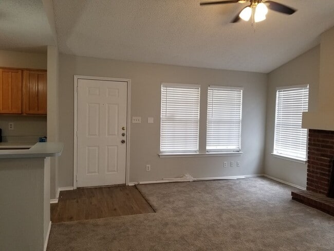 Building Photo - 9209-9209 Shadow Crest Dr