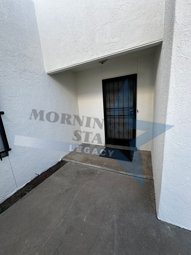 Foto del edificio - Large 2 bedroom with sunroom in immaculate condition.  Telshor neighborhood with garage!
