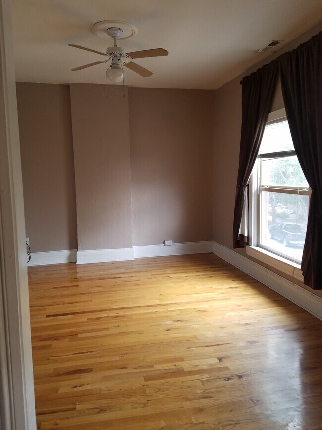 Master bedroom - 2473 W Argyle Pl