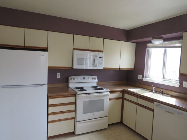 Foto del edificio - 8013 Lexington Park Dr