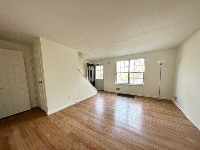 Foto del edificio - 1078C Mt Hope Ave