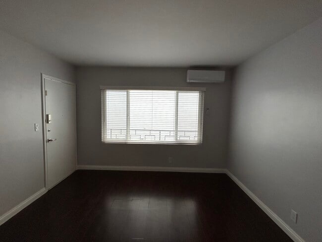 Living Room - 325 S Doheny Dr
