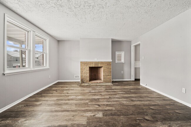 Building Photo - 3 Bed, 1.5 Bath in Overbrook - Large Kitch...