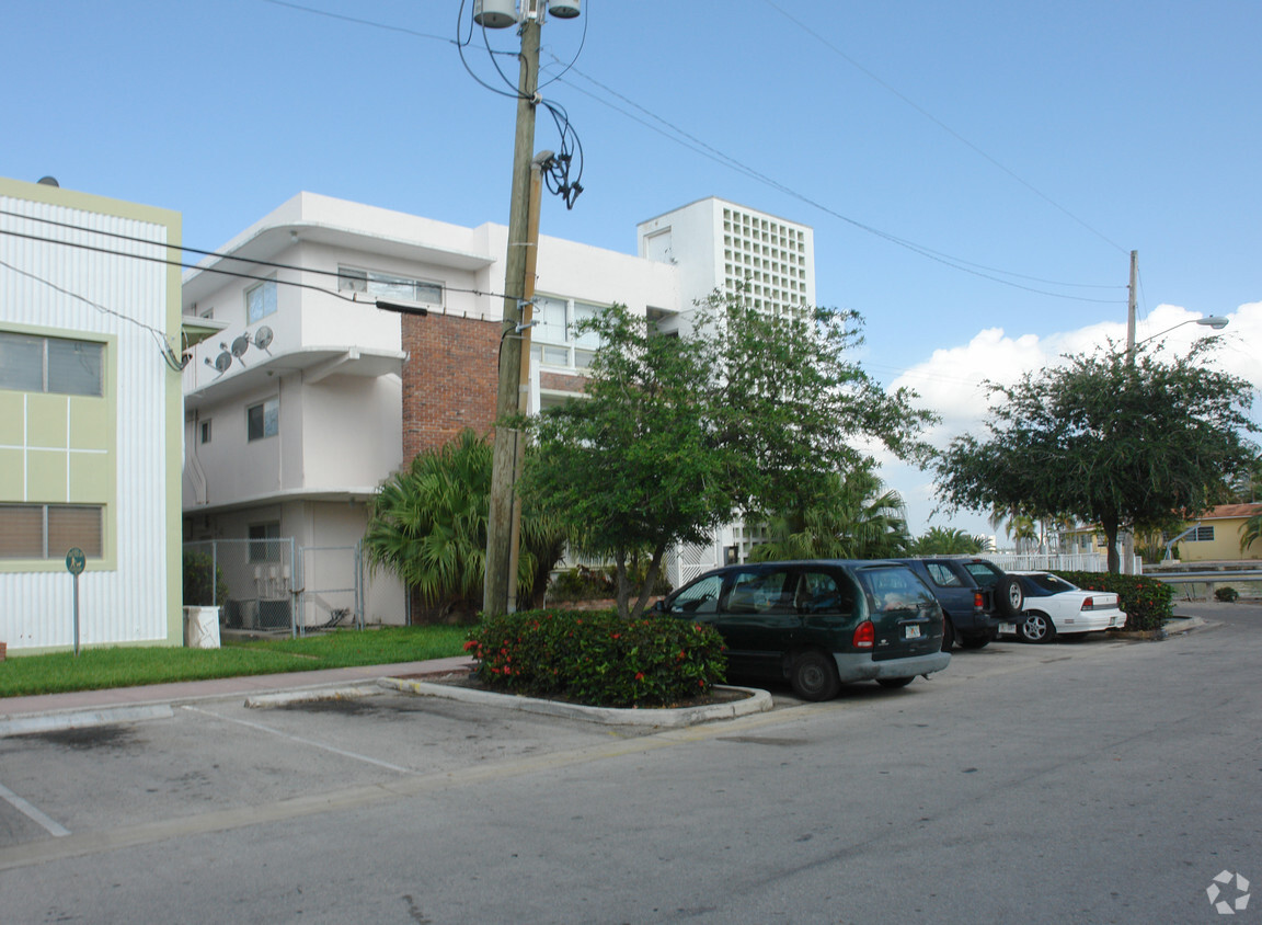 Primary Photo - Bay Tower Apartments