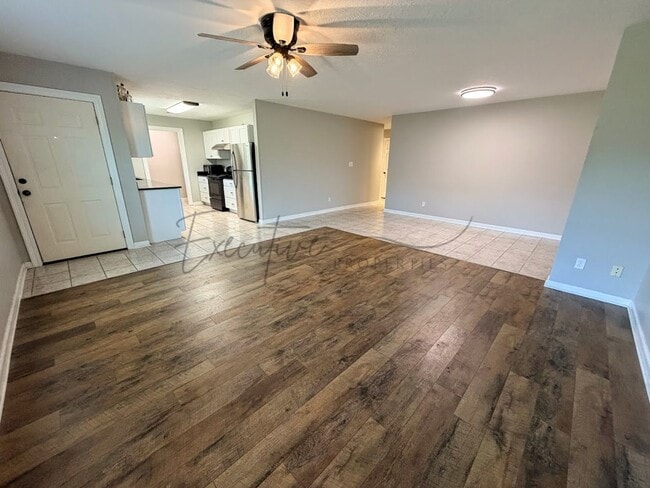 Building Photo - Spacious 3BR/2BA Duplex Near McNeese