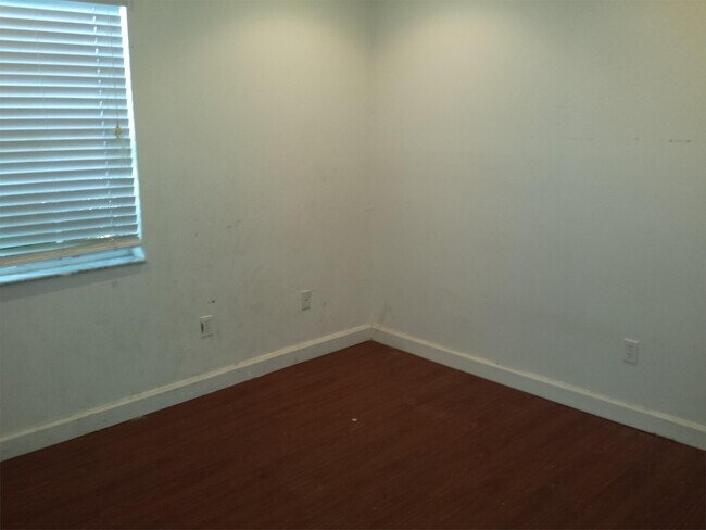 Building Photo - 9521 W Fern Ln