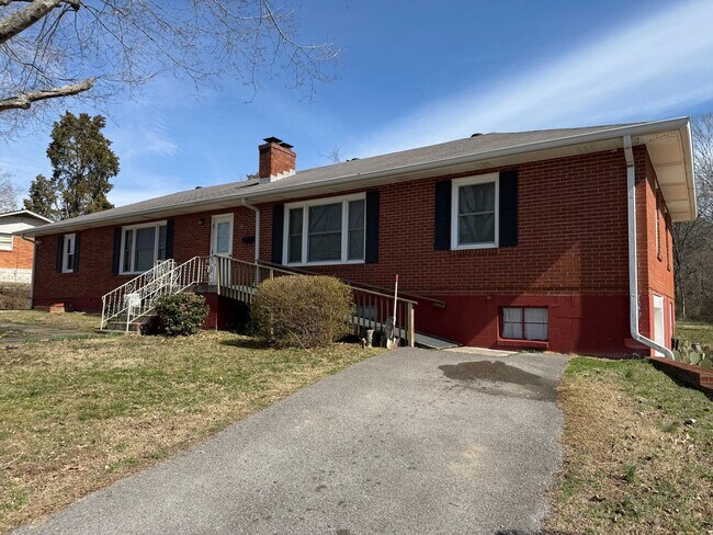 Foto del edificio - Charming 2 Bed, 1 Bath Triplex