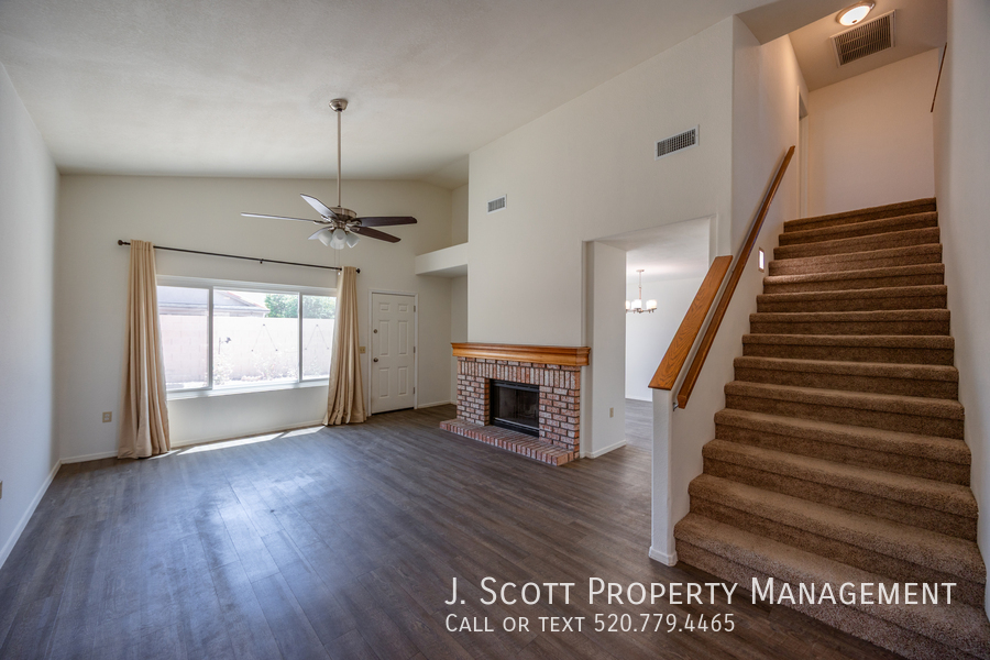 Primary Photo - 1421 W Camino Ct