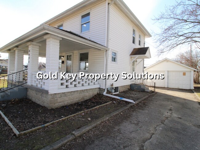 Building Photo - Huge 2 BR 1.5 BA House with Garage, Centra...