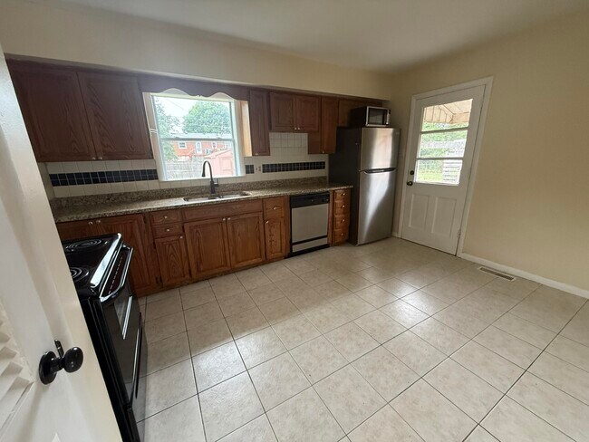 Building Photo - 2067 Tamarack Dr