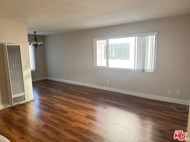 Foto del edificio - 1616 W 206th St