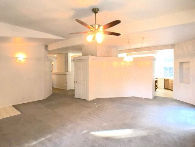 Foto del edificio - Jemez Mountains 3 bedroom with an open layout and large living areas and kitchen.