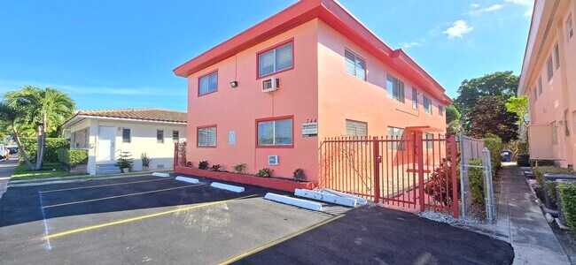 Estacionamiento asignado - 744 85th St