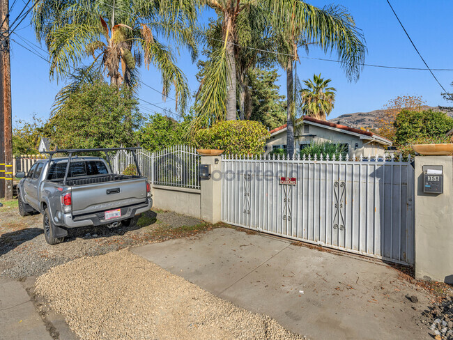 Building Photo - 358 Meadow Ln