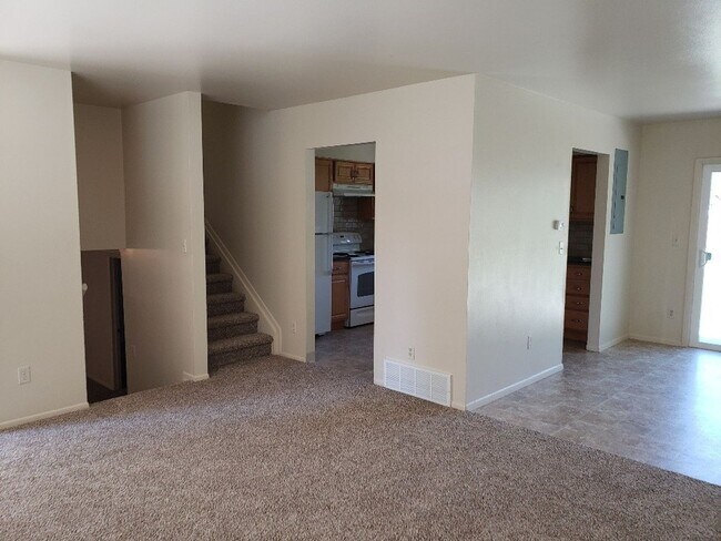 Building Photo - Nice 4 bedroom, 2 bath split level home