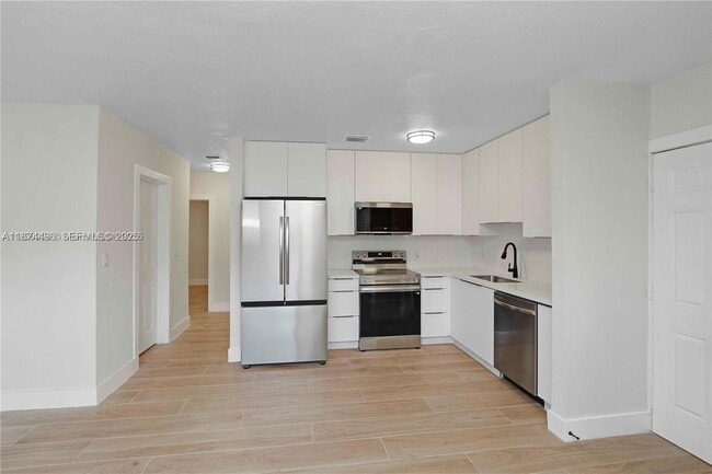 Building Photo - 990 NE 159th St