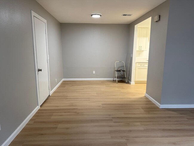 Building Photo - 903 Delane Dr