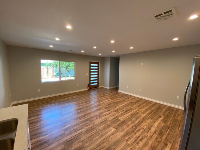 living/dining - 6714 Cedros Ave