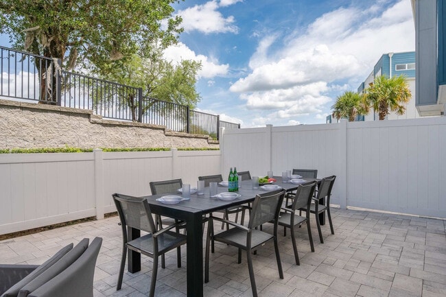 Building Photo - 7740 Sandy Ridge Dr