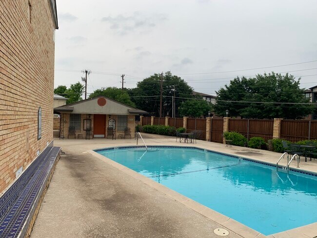 Foto del edificio - 5831 Sandhurst Ln