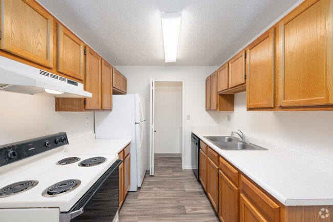 1BR, 1BA - 715SF - Kitchen - Ashton Lake Apartments