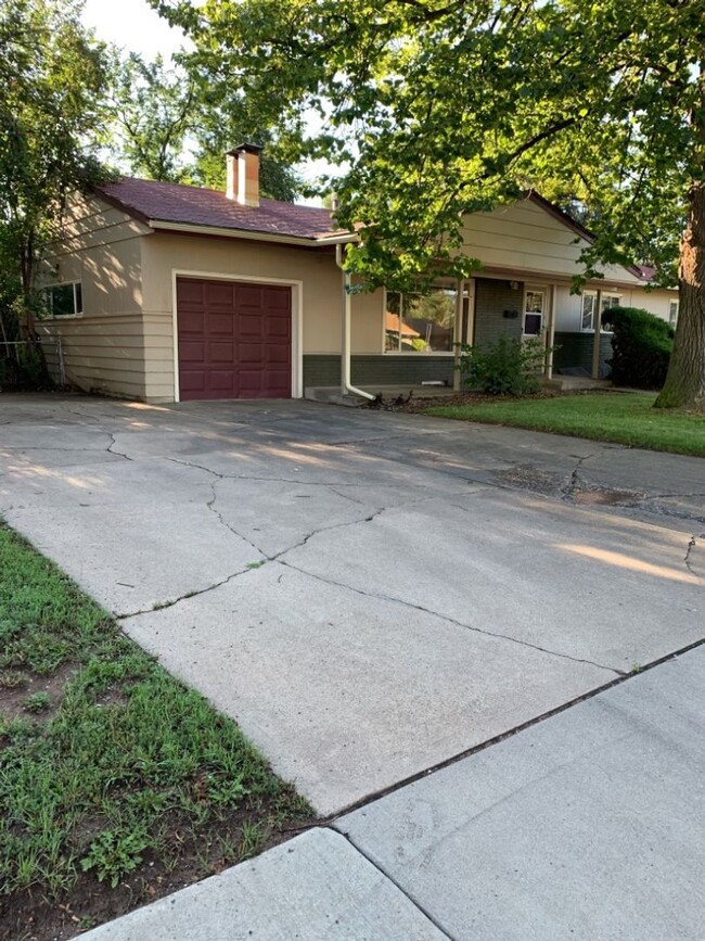 Building Photo - STUDENTS WELCOME! Sprawling  5 Bed 2 Bath ...