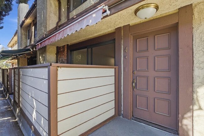 Entry - 1348 N Orange Dr