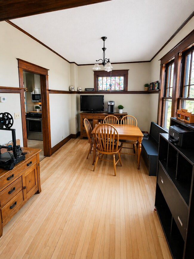 Building Photo - AVAILABLE NOW - 3 Bed 1 Bath w/ Bonus Attic Hangout