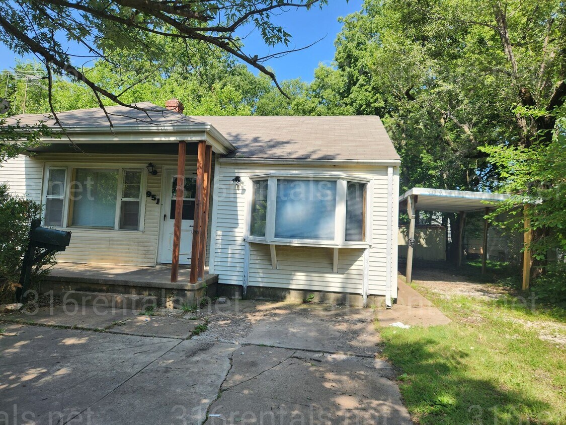 Primary Photo - $975- 3 bedroom / 1 bathroom - Single Fami...