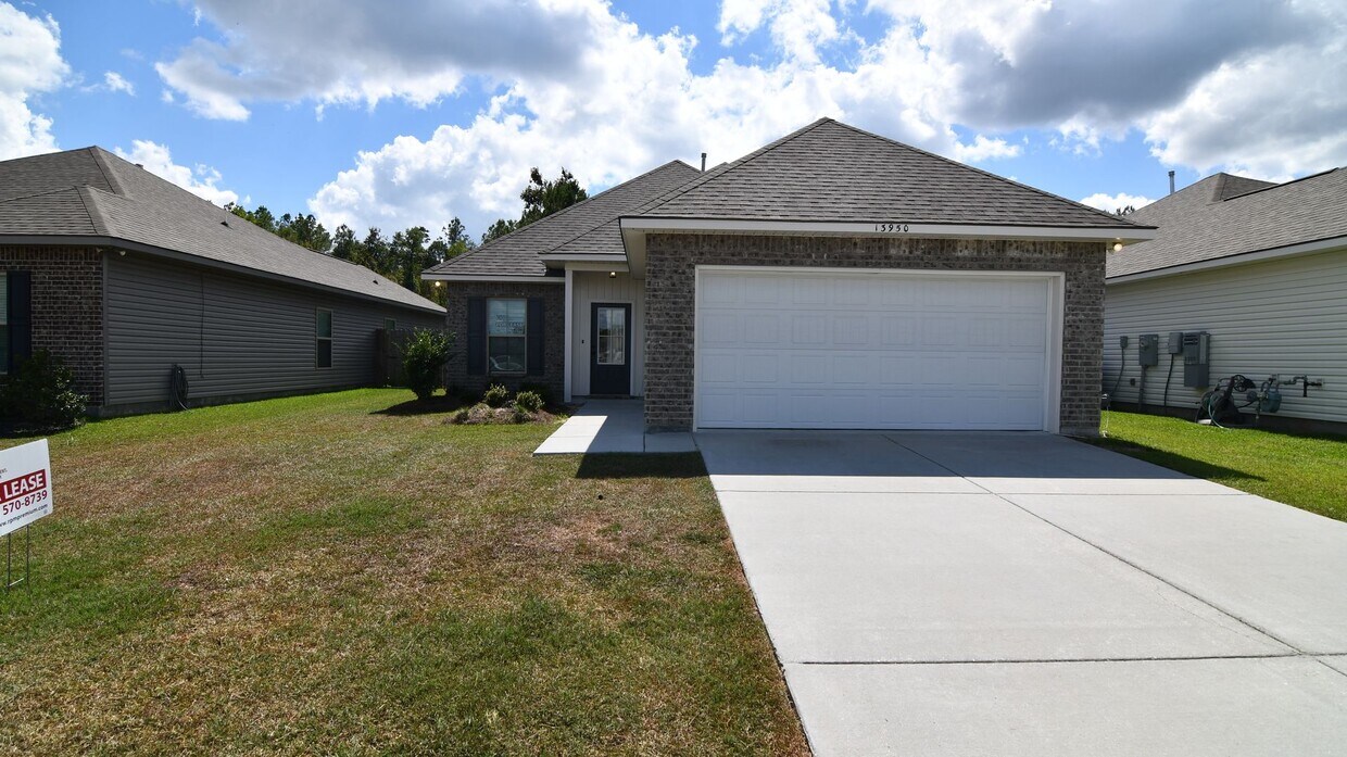 Primary Photo - 3bedroom 2 bathroom home located Denham Sp...