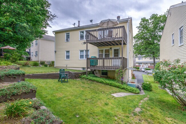 Building Photo - 10 Walnut Ln