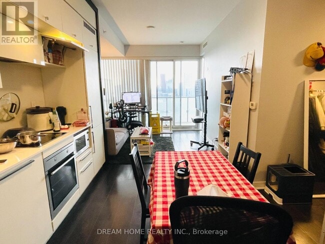 Building Photo - 15 Grenville St